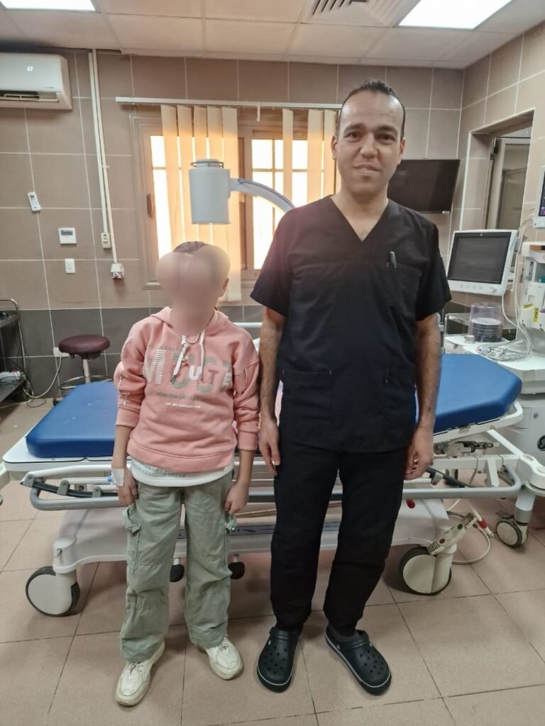 المنظار يكتب نهاية 3 سنوات من الألم… شفاء طفلة أنهكها النزيف داخل وحدة المناظير بمستشفى أحمد ماهر التعليمي