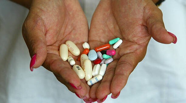 بيع الوهم القاتل عبر الإنترنت والفضائيات..الأدوية المغشوشة تهدد صحة المصريين