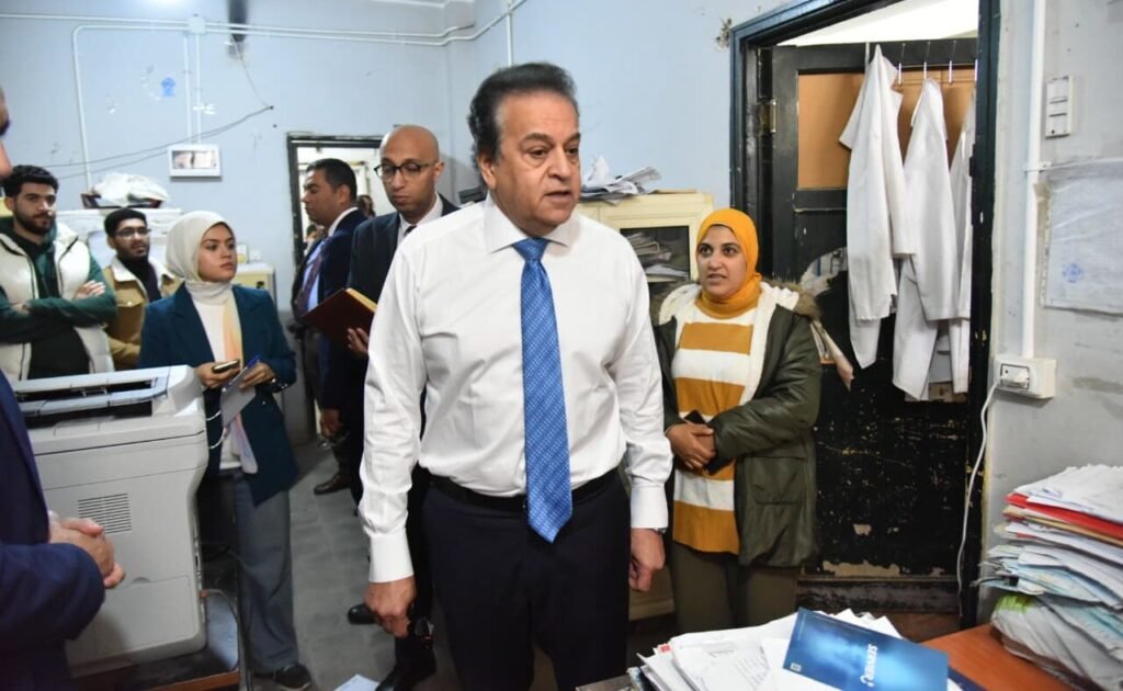 جولة مفاجئة تكشف القصور.. وزير الصحة غير راضٍ عن أداء مستشفى 6 أكتوبر المركزي جولة مفاجئة تكشف القصور.. وزير الصحة غير راضٍ عن أداء مستشفى 6 أكتوبر المركزي