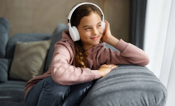 السماعات تسرق سمعك بصمت.. تحذير طبي من خطر قد لا تشعر به إلا بعد فوات الأوان السماعات تسرق سمعك بصمت.. تحذير طبي من خطر قد لا تشعر به إلا بعد فوات الأوان