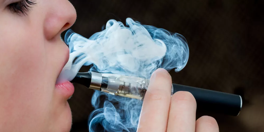 النيكوتين القاتل… كيف خدعتنا السجائر الإلكترونية ووقعت الأجيال في فخ الإدمان؟