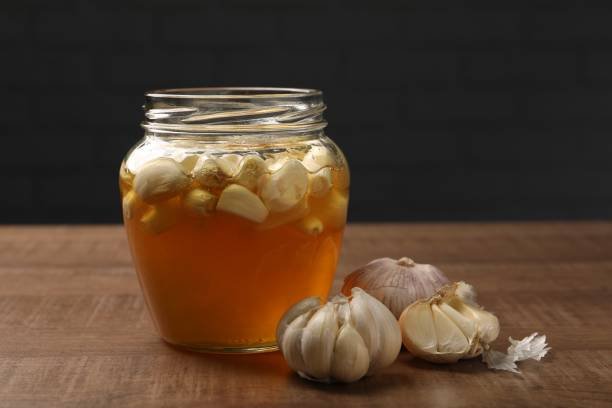 العسل والثوم.. وصفة تراثية تعود للأضواء بوعود صحية