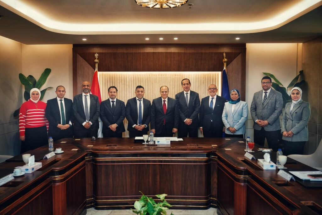 رئيس هيئة الدواء يبحث مع شركة أبوت خطط توطين الصناعة الدوائية في مصر رئيس هيئة الدواء يبحث مع شركة أبوت خطط توطين الصناعة الدوائية في مصر