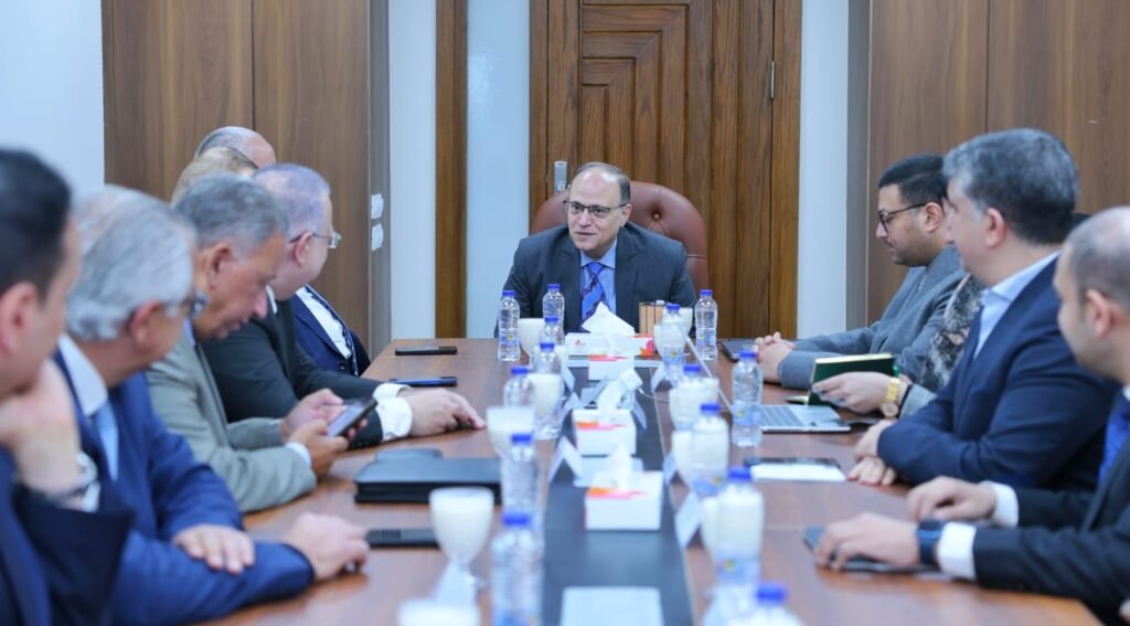 رئيس هيئة الدواء المصرية فى اجتماع مع غرفة صناعة الدواء لمناقشة قرار تجديد الاشتراطات الفنية للمصانع رئيس هيئة الدواء المصرية فى اجتماع مع غرفة صناعة الدواء لمناقشة قرار تجديد الاشتراطات الفنية للمصانع